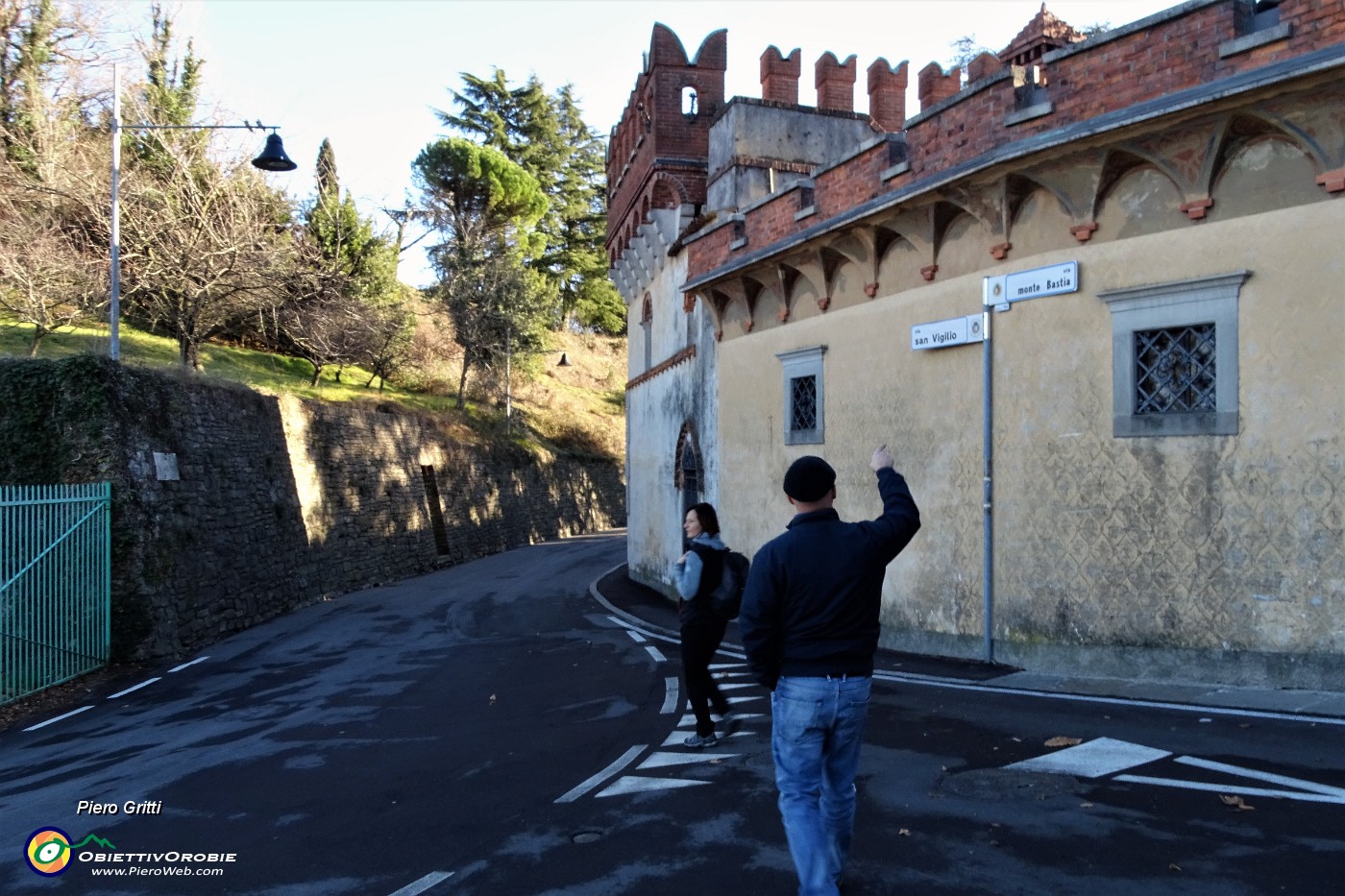 45 Lasciamo Via Monte Bastia per entrare in Via San Vigilio.JPG